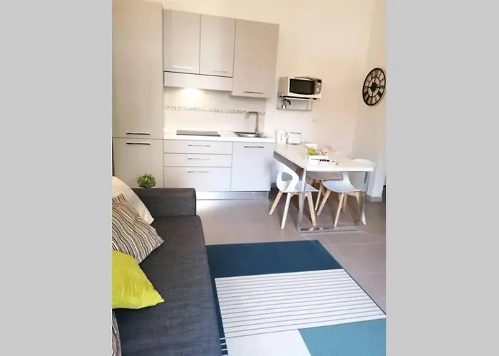Apartment Charming & Spacious Florentine Just Two Mins From Tram Stop