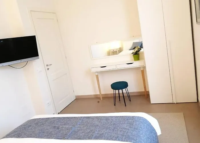 Apartment Charming & Spacious Florentine Just Two Mins From Tram Stop *