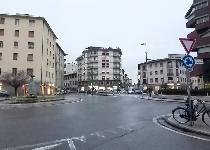 Apartment Charming & Spacious Florentine Just Two Mins From Tram Stop *